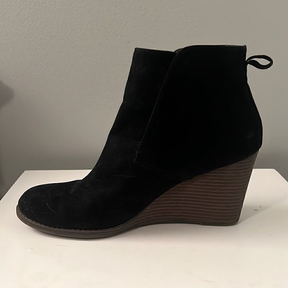 Women's Universal Thread Suede Wedge Booties - Picture 4 of 9